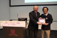 Prof. Hui presented a souvenir to Prof. Leung.